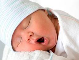 bebé recién nacido bostezando