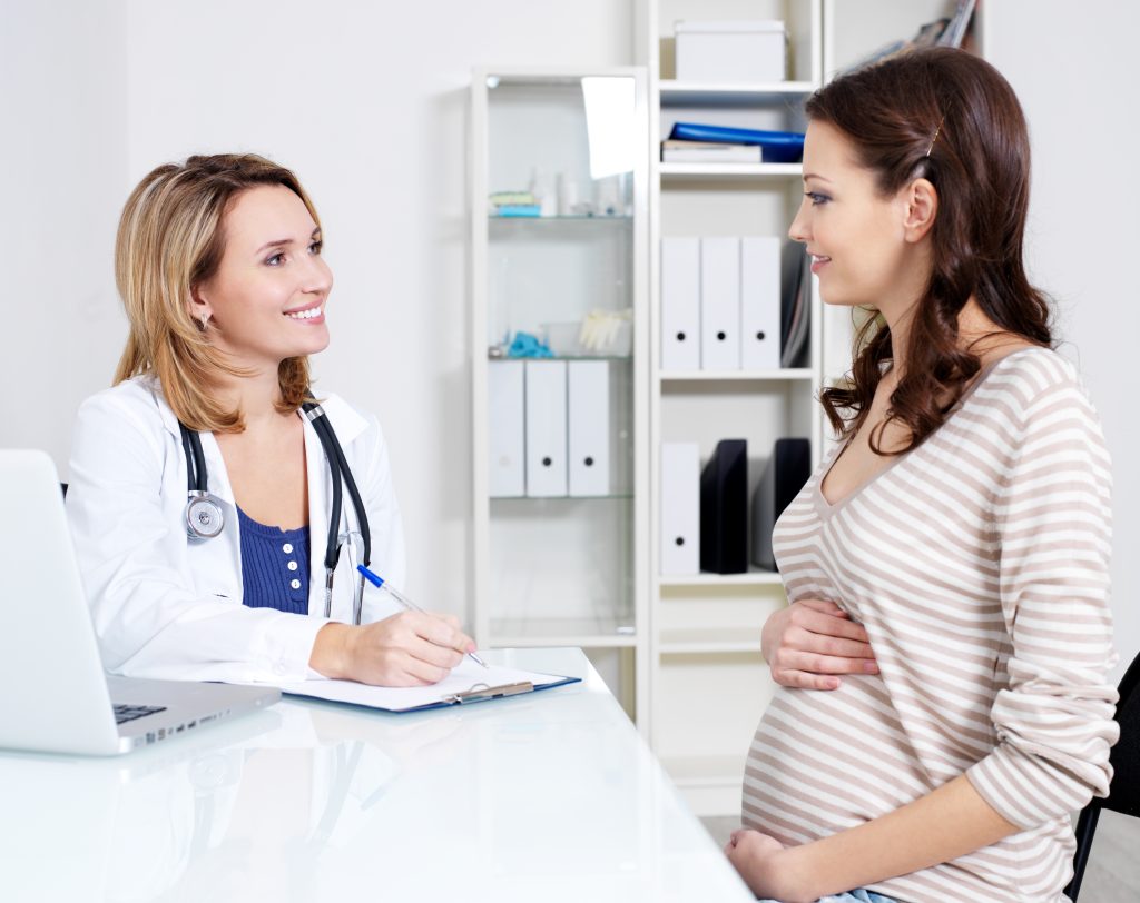 Mujer embarazada consultado a su matrona